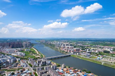 Çin 'deki Suizhou şehrinin hava görüntüsü nehri, birden fazla köprüyü ve açık mavi gökyüzünün altındaki kentsel gelişimi gösteriyor..