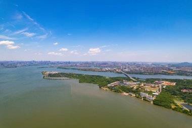 Çin 'in Wuhan kentindeki Jiangxia Bölgesi' nde sakin sular, kentsel gelişim ve yemyeşil adaların yer aldığı panoramik hava görüntüsü.