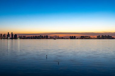 Çin Tangxun Gölü Jiangxia Wuhan Şehri alacakaranlıkta sakin suları yansıtır..