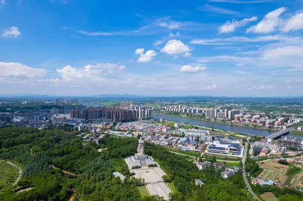 Suizhou Çin şehir manzarası modern binalar, dolambaçlı bir nehir ve engin mavi gökyüzünün altında bir köprü içerir..