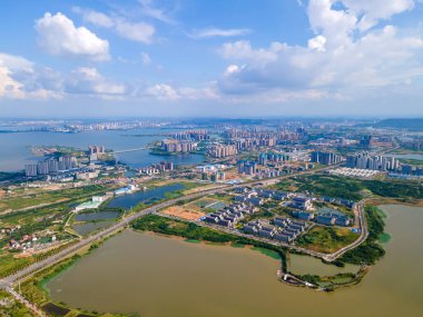 Wuhan 'ın Yangtze Nehri şehri mavi gökyüzünün altında uzanır..