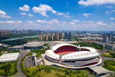 Wuhan Çin 'deki modern stadyum mavi gökyüzünün altında şehir silueti var..