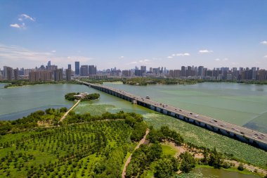 Wuhan şehri Çin nehir köprüsü yeşil kıyılar ve şehrin ötesine uzanır..