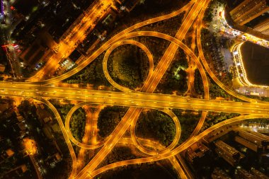 Wuhan Çini yükseltilmiş karayolu şebekesi akan trafiği aydınlatıyor..