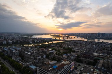 Wuhan şehri Çin Rıhtımı. Gün batımında gökyüzü bulutlarla kaplı.