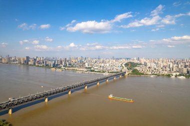 Çin 'in Wuhan şehrinde su üzerinde bir köprü ve seyahat eden bir tekne var..