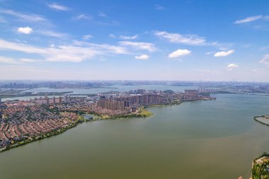 Wuhan şehri Çin manzarası, su ve binalar.