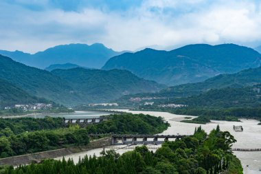 Dujiangyan Sichuang Çin dağları yeşil vadi boyunca akar..