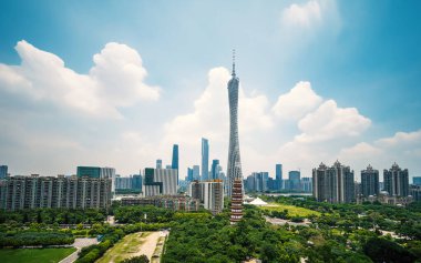 Guangzhou Çin mimarisi modern şehir binalarını ve Zhujiang 'da yüksek bir kuleyi gösteriyor..