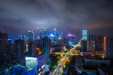 Guangzhou Çin mimarisi Pearl River Yeni Şehir gece manzarası şehir binalarını aydınlatıyor.