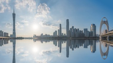 Guangzhou Çin modern şehir manzarası su üzerine yansıyan binalar.