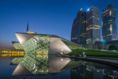 Guangzhou Çin modern mimarisi geceleri Zhujiang Yeni Kasabası 'ndaki yüksek binalarla suya yansıyor..