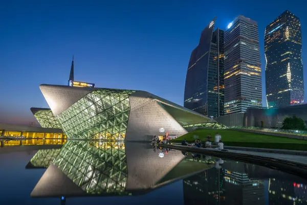 Guangzhou Çin modern mimarisi geceleri Zhujiang Yeni Kasabası 'ndaki yüksek binalarla suya yansıyor..