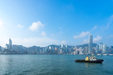 Hong Kong ufuk çizgisi bir römorkörle denize açıldı..