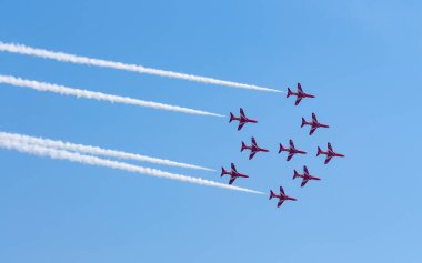 Zhuhai Hava Gösterisinde uçan jetler sergileniyor.