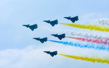 Jetler arkalarında renkli dumanlar bırakarak uçar..