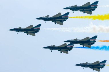 Jetler havada duman izi bırakarak uçar..