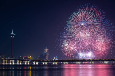 Geceleri Macau silueti üzerinde havai fişek gösterisi