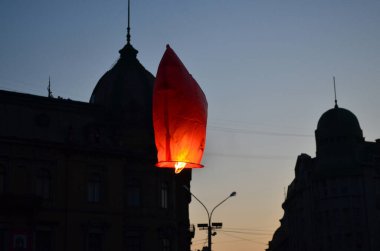 Sıcak hava balonu uçuyor