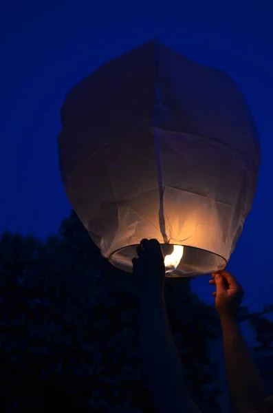 Sıcak hava balonu uçuyor