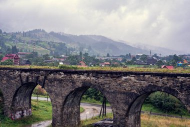 Vorokhta dağlarda eski bir köprü