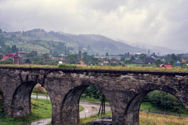 Vorokhta dağlarda eski bir köprü