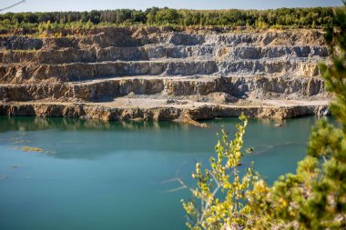 mavi su ile sular altında taş ocağı