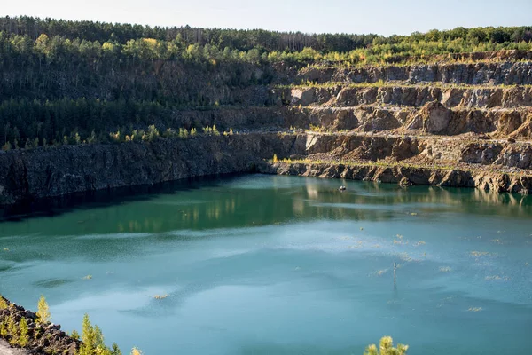 mavi su ile sular altında taş ocağı