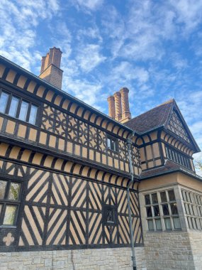 Schloss Cecilienhof 'un dış görünüşü, Tudor tarzı mimarisini ve güzel çevresini gözler önüne seriyor.