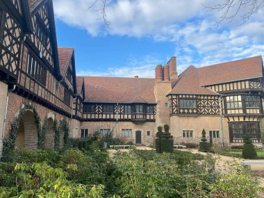 Schloss Cecilienhof 'un dış görünüşü, Tudor tarzı mimarisini ve güzel çevresini gözler önüne seriyor