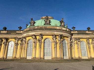 Bu fotoğraf, Almanya 'nın Potsdam kentindeki Barok mimarisini ve bereketli çevresini vurgulayan Sanssouci Sarayı' nın muhteşem sokak manzarasını yakalıyor..