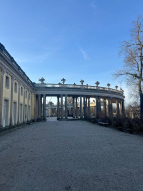 Bu fotoğraf, Almanya 'nın Potsdam kentindeki Barok mimarisini ve bereketli çevresini vurgulayan Sanssouci Sarayı' nın muhteşem sokak manzarasını yakalıyor..