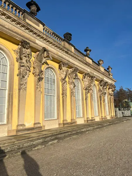 Bu fotoğraf, Almanya 'nın Potsdam kentindeki Barok mimarisini ve bereketli çevresini vurgulayan Sanssouci Sarayı' nın muhteşem sokak manzarasını yakalıyor..