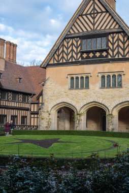 Schloss Cecilienhof 'un dış görünüşü, Tudor tarzı mimarisini ve güzel çevresini gözler önüne seriyor.