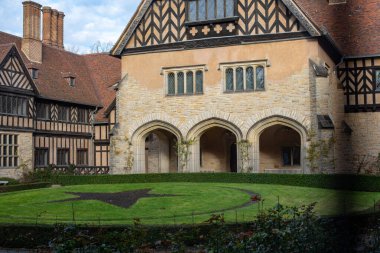 Schloss Cecilienhof 'un dış görünüşü, Tudor tarzı mimarisini ve güzel çevresini gözler önüne seriyor.