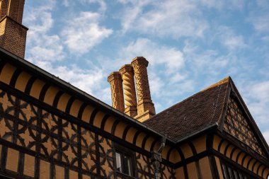 Schloss Cecilienhof 'un dış görünüşü, Tudor tarzı mimarisini ve güzel çevresini gözler önüne seriyor.