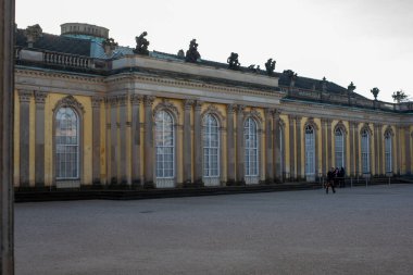 Bu fotoğraf, Almanya 'nın Potsdam kentindeki Barok mimarisini ve bereketli çevresini vurgulayan Sanssouci Sarayı' nın muhteşem sokak manzarasını yakalıyor..