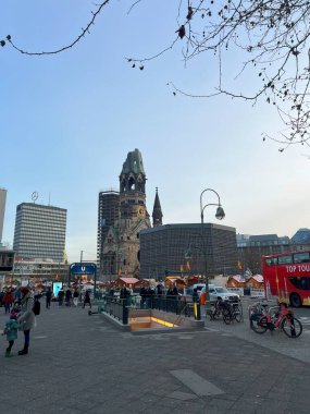 Berlin 'deki Kayzer Wilhelm Anıt Kilisesi, tarihi kalıntıları modern mimariyle harmanlayan şehrin dayanıklılığının dokunaklı bir sembolüdür..