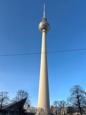 Berlin 'deki Televizyon Kulesi, şehrin panoramik manzarasını sunan ve modern mimari tasarımı gözler önüne seren ikonik bir dönüm noktası olarak dimdik ayakta duruyor..