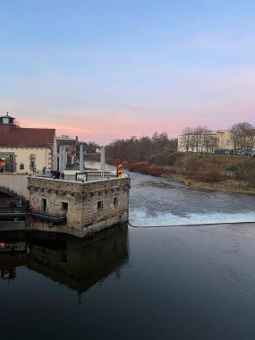 Zgorzelec 'in Polonyalı tarafından Gorlitz' in manzarası Neisse Nehri boyunca büyüleyici mimari ve pitoresk ufuk çizgisini gözler önüne seriyor..