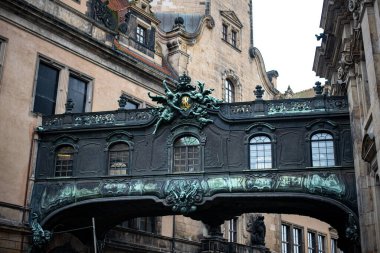Hofkirche ve Dresden Kalesi arasındaki köprü, iki tarihi yapıyı çarpıcı Barok zarafetiyle birleştiren ikonik bir mimari özelliktir..