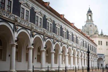 Dresden Şatosu 'ndaki Ahır Avlusu (Stallhof), bir zamanlar turnuva, güzel kemerler ve büyük mimari sergilenen tarihi bir Rönesans alanıdır..