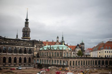 Dresden 'deki Zwinger muhteşem bir Barok sarayıdır. Güzel bahçeleri, süslü köşkleri ve zengin tarihi kültürel ve mimari simgesi olarak bilinir.