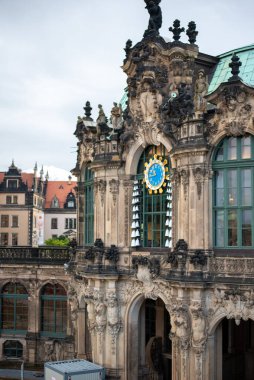 Dresden 'deki Zwinger muhteşem bir Barok sarayıdır. Güzel bahçeleri, süslü köşkleri ve zengin tarihi kültürel ve mimari simgesi olarak bilinir.