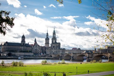 Dresden 'in panoramik görüntüsü, şehrin kalbinden akan Elbe Nehri ile Barok ve modern mimarinin harmanladığı çarpıcı ufuk çizgisini yakalar..