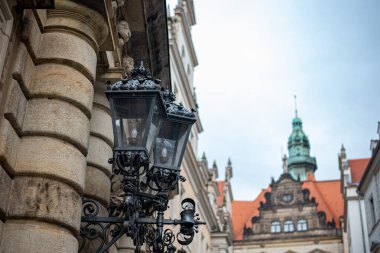 Antika bir fener zarif bir şekilde Dresden 'in merkezinde duruyor, tarihi çevreyi aydınlatıyor ve şehir manzarasına büyüleyici bir dokunuş katıyor..