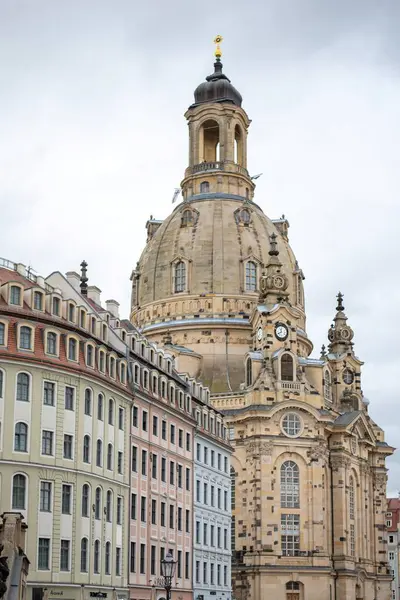 Dresden 'deki Frauenkirche çarpıcı bir Barok kilisesi. Barışı ve yeniden yapılanmayı sembolize ediyor. İkonik kubbesi şehrin ufuk çizgisine hakim..