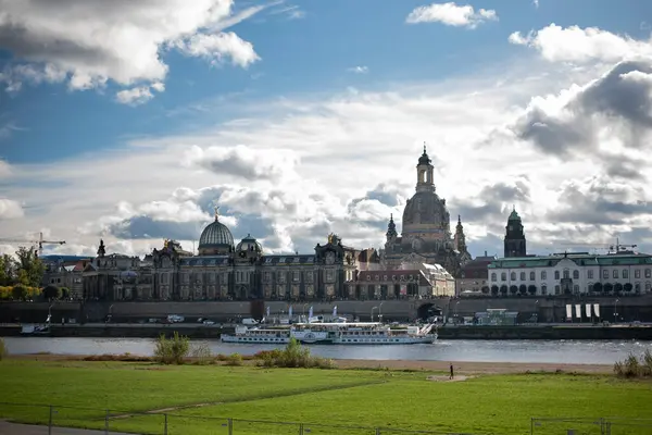 Dresden 'in panoramik görüntüsü, şehrin kalbinden akan Elbe Nehri ile Barok ve modern mimarinin harmanladığı çarpıcı ufuk çizgisini yakalar..