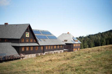 Szklarska Poremba 'daki dağ pansiyonları, kırsal kabinlerde konforlu konaklama ve yemek sunarak, manzaralı dağ manzarasının ortasında sıcak bir geri çekilme olanağı sağlıyor..