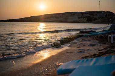 Yunanistan 'ın Girit adasındaki Hersonissos şehrinin kıyısında ince altın kumu ve hafif dalgaları olan bir sahil..